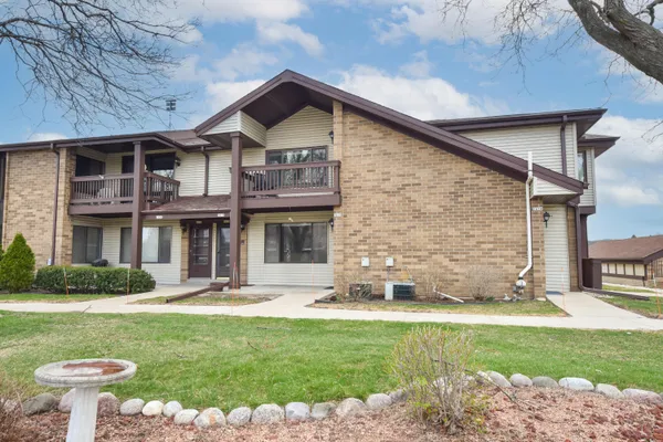 $224,900 | 1612 South Coachlight Drive, New Berlin, WI 53151