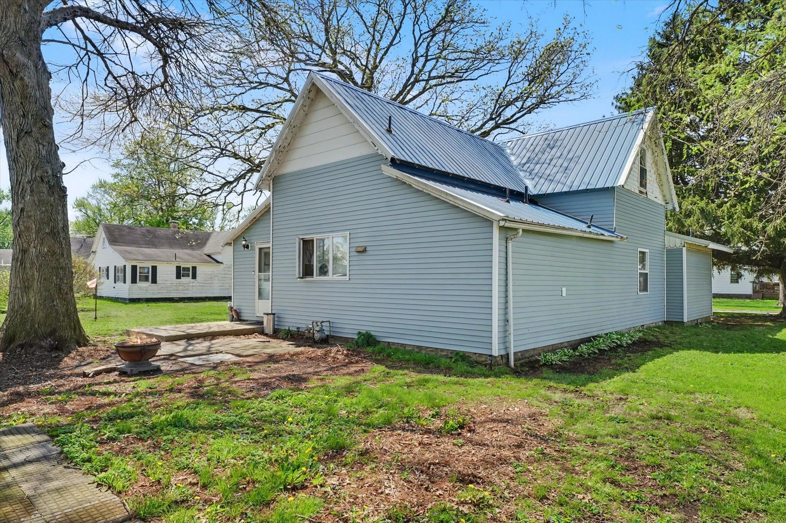 707 North Gray Street Sidell, IL 61876 - Photo 3 of 34