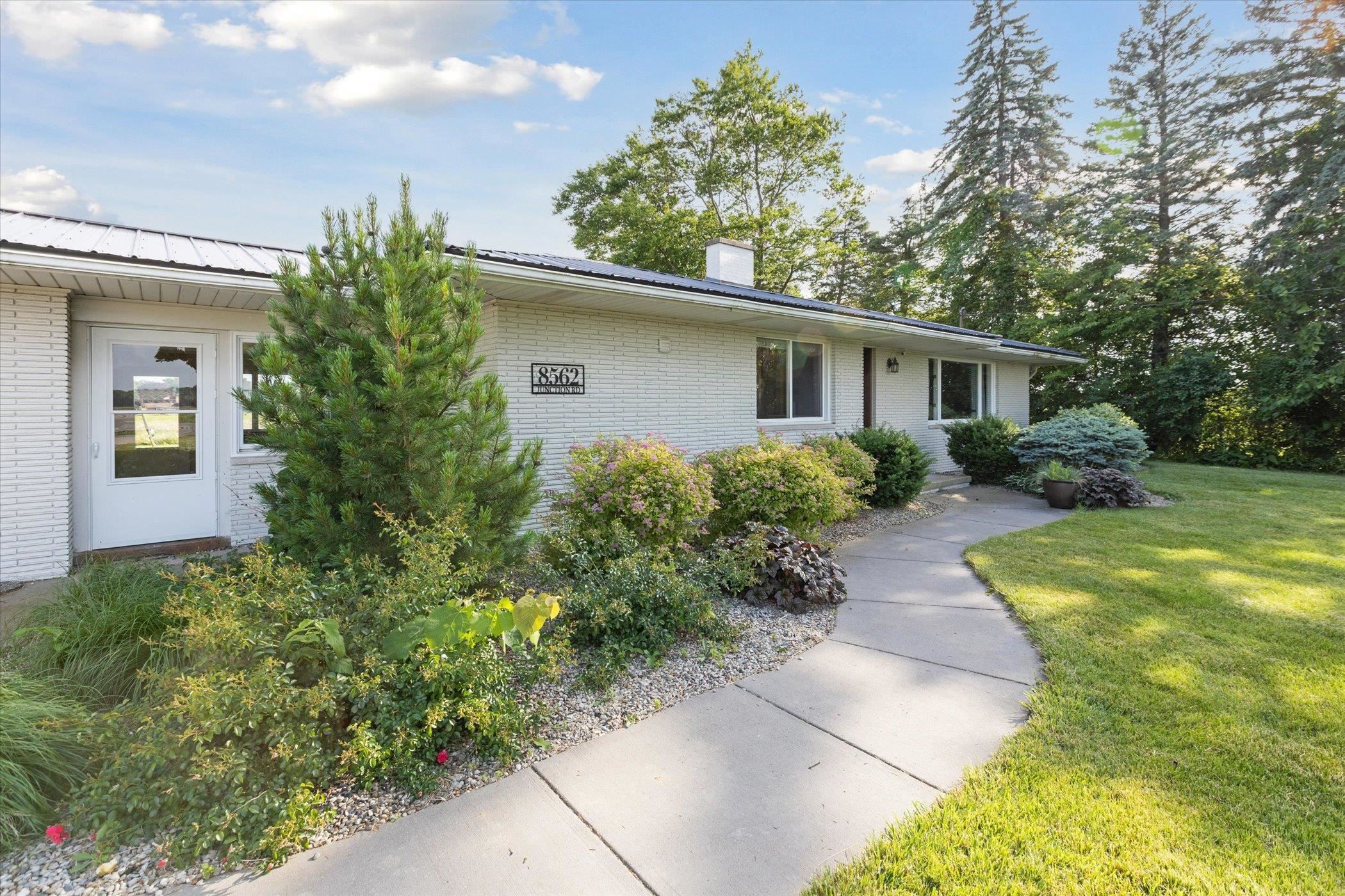 8562 Junction Road Frankenmuth, MI 48734 - Photo 5 of 51