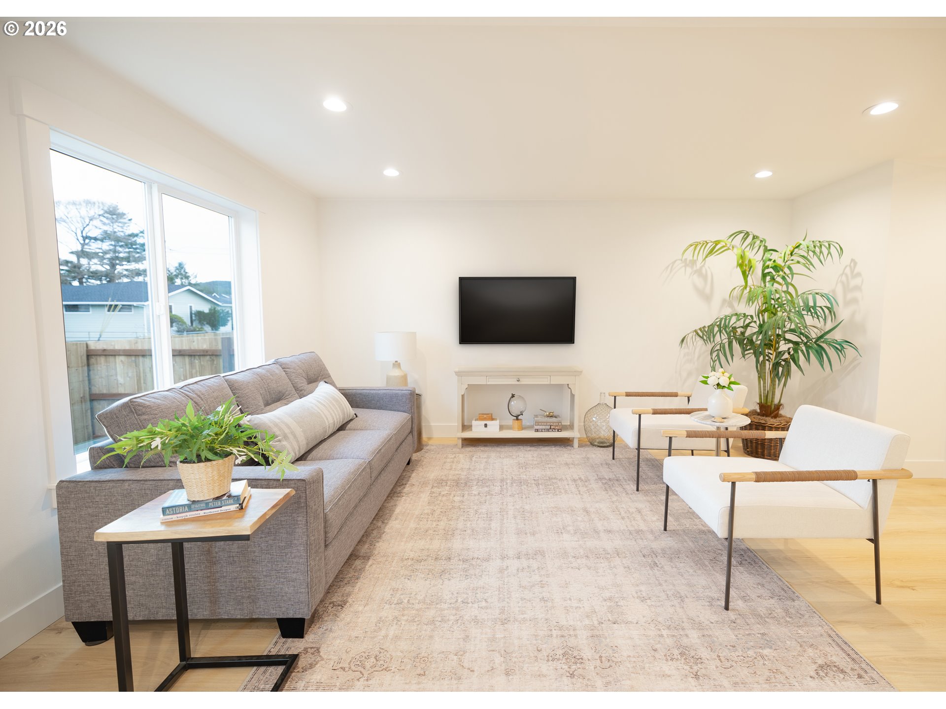 944 H Avenue Seaside, OR 97138 - Photo 5 of 29 Living Room