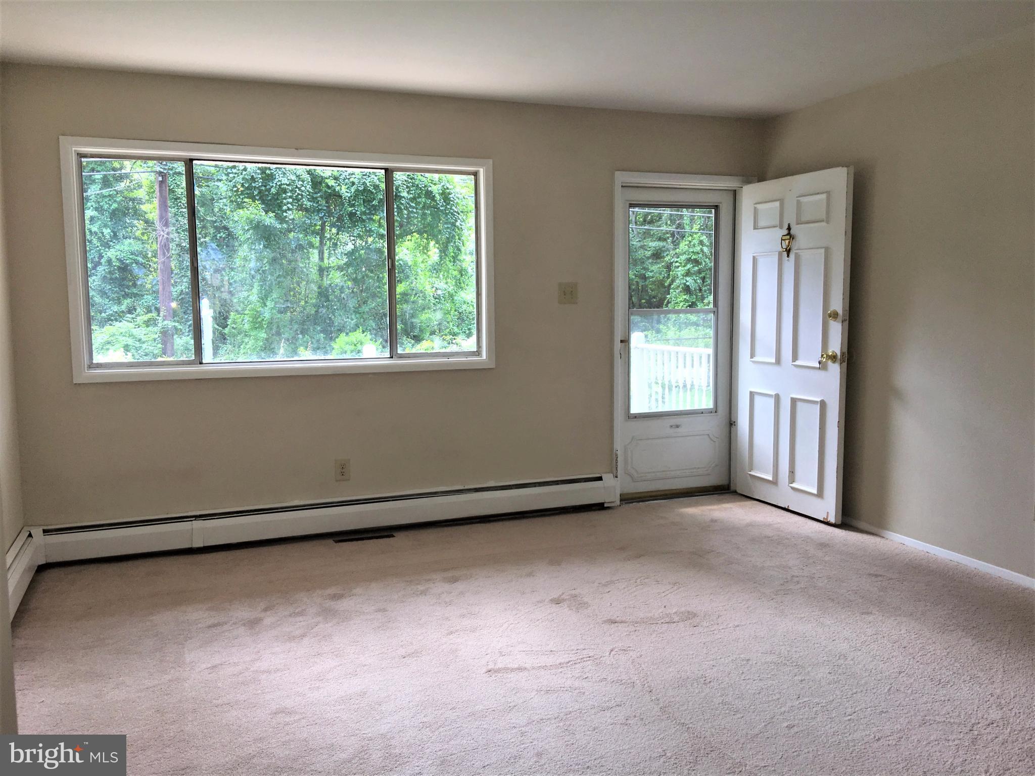 1622 Long Point Road Pasadena, MD 21122 - Photo 4 of 30 Living Room