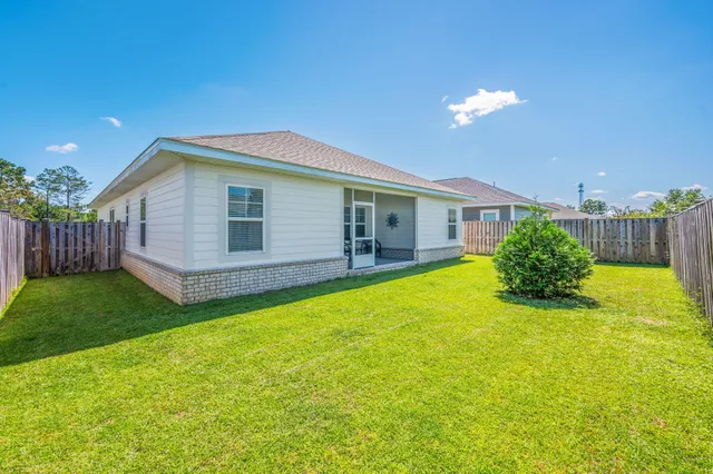 a view of a house with backyard and porch