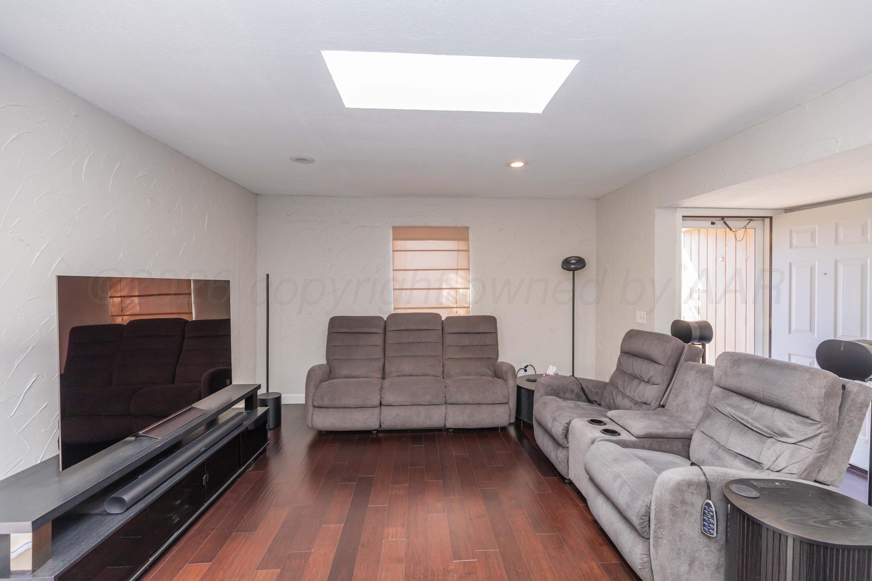1501 Bailey Avenue Dumas, TX 79029 - Photo 11 of 37 LIVING ROOM VIEW 2