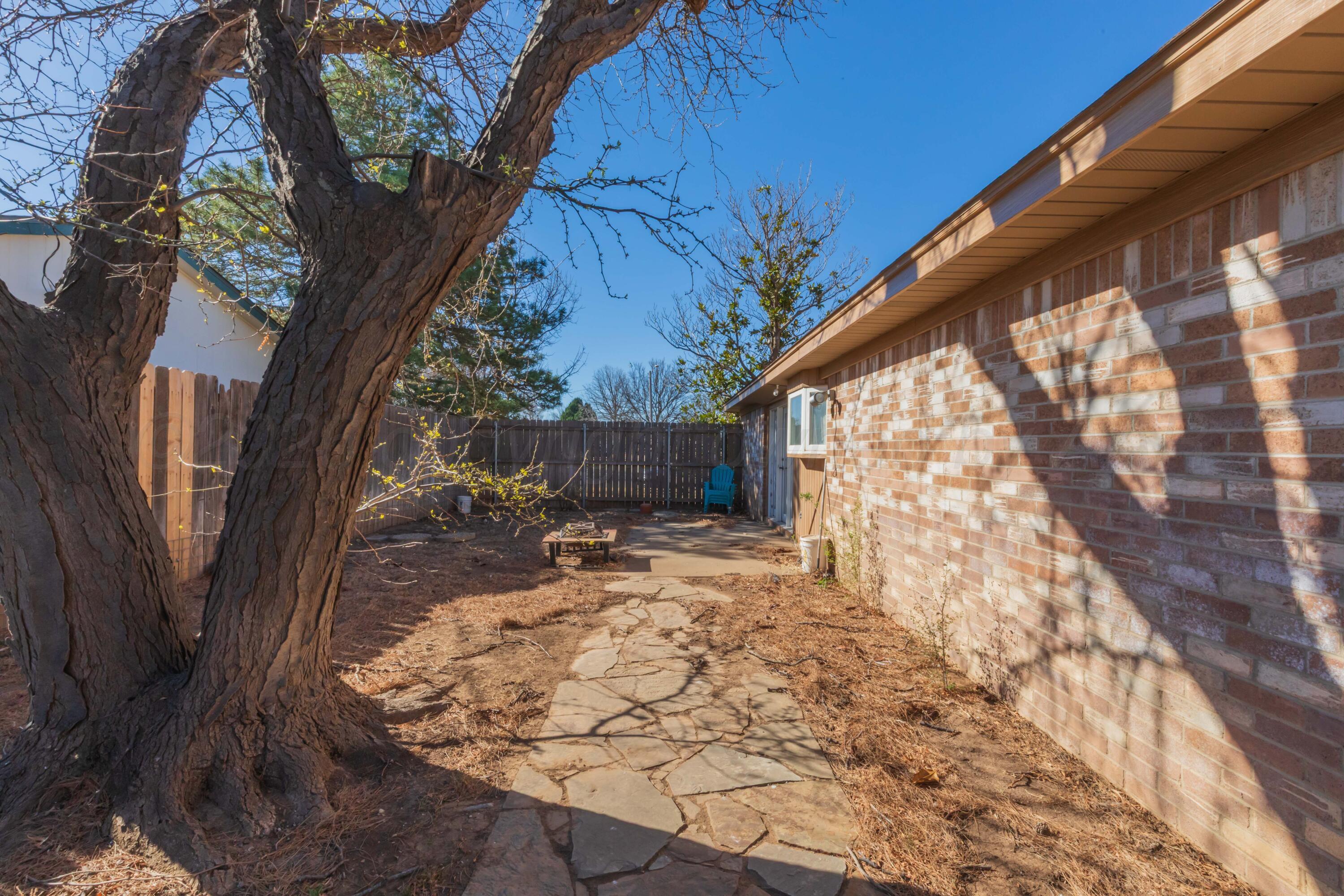 1501 Bailey Avenue Dumas, TX 79029 - Photo 35 of 37 BACKYARD VIEW 2