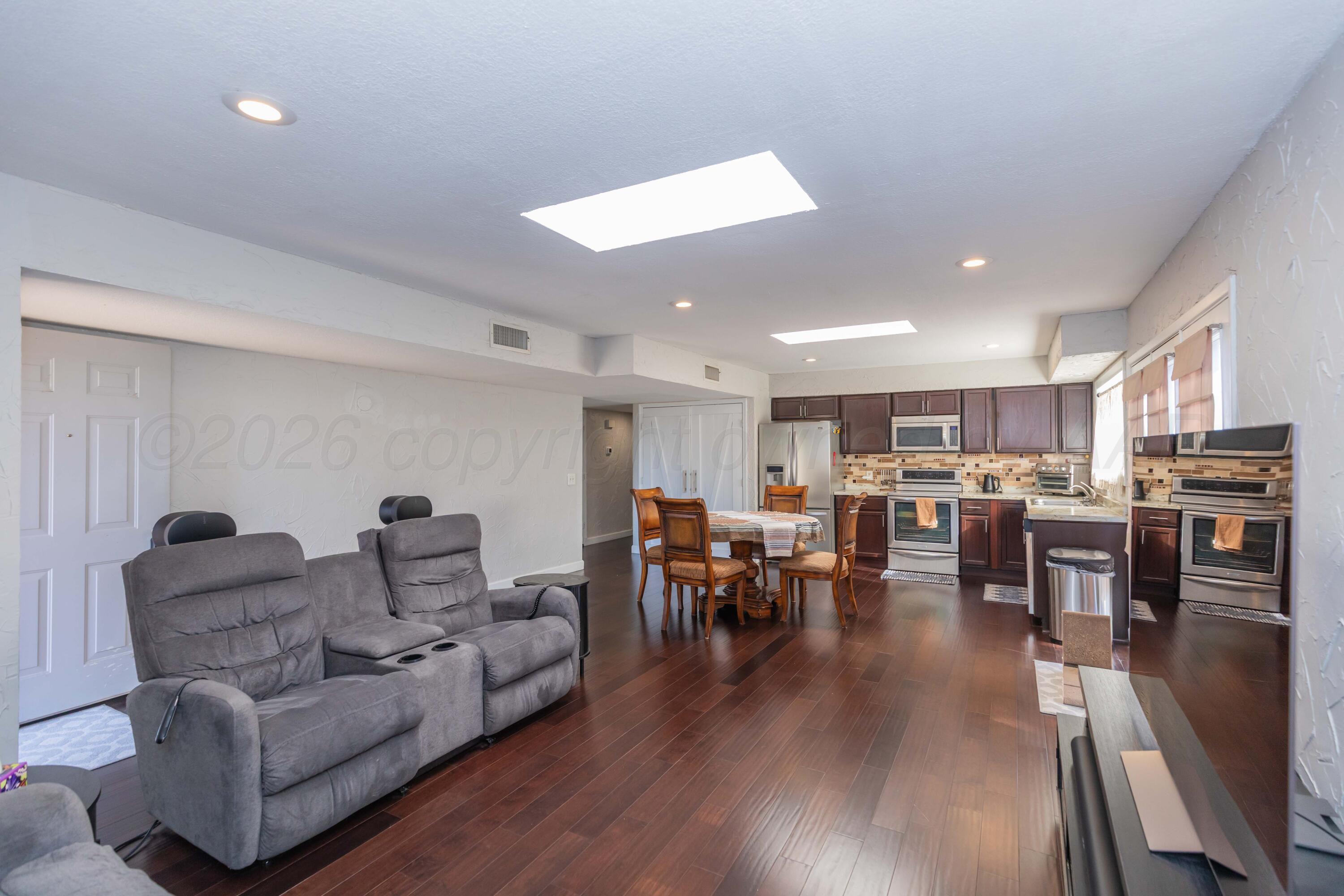 1501 Bailey Avenue Dumas, TX 79029 - Photo 9 of 37 LIVING ROOM VIEW 5