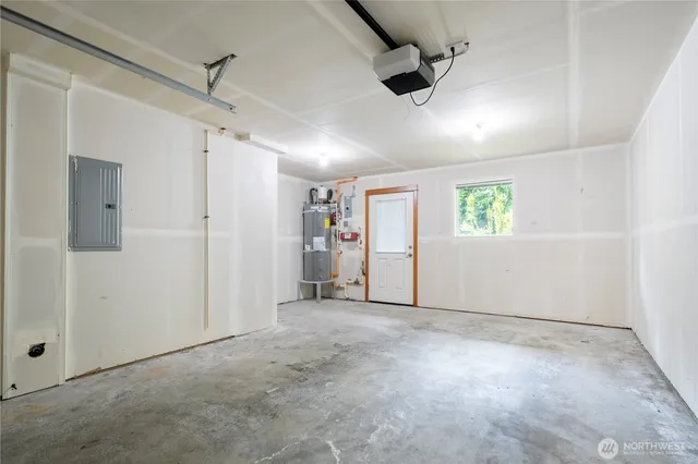 en empty room with windows and ceiling fan