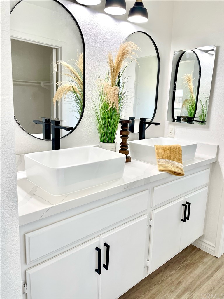 175 Paperbirch Circle Corona, CA 92881 - Photo 4 of 33 a bathroom with sinks and mirror