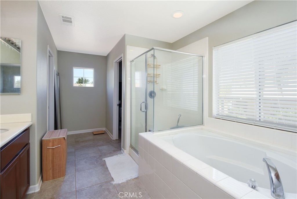 35630 Bryce Road Winchester, CA 92596 - Photo 18 of 32 a spacious bathroom with a bathtub and a shower