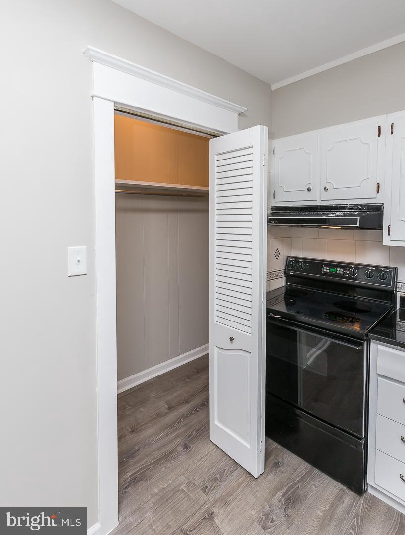136 Shelbourne Road Havertown, PA 19083 - Photo 24 of 48 a kitchen with a stove and a microwave
