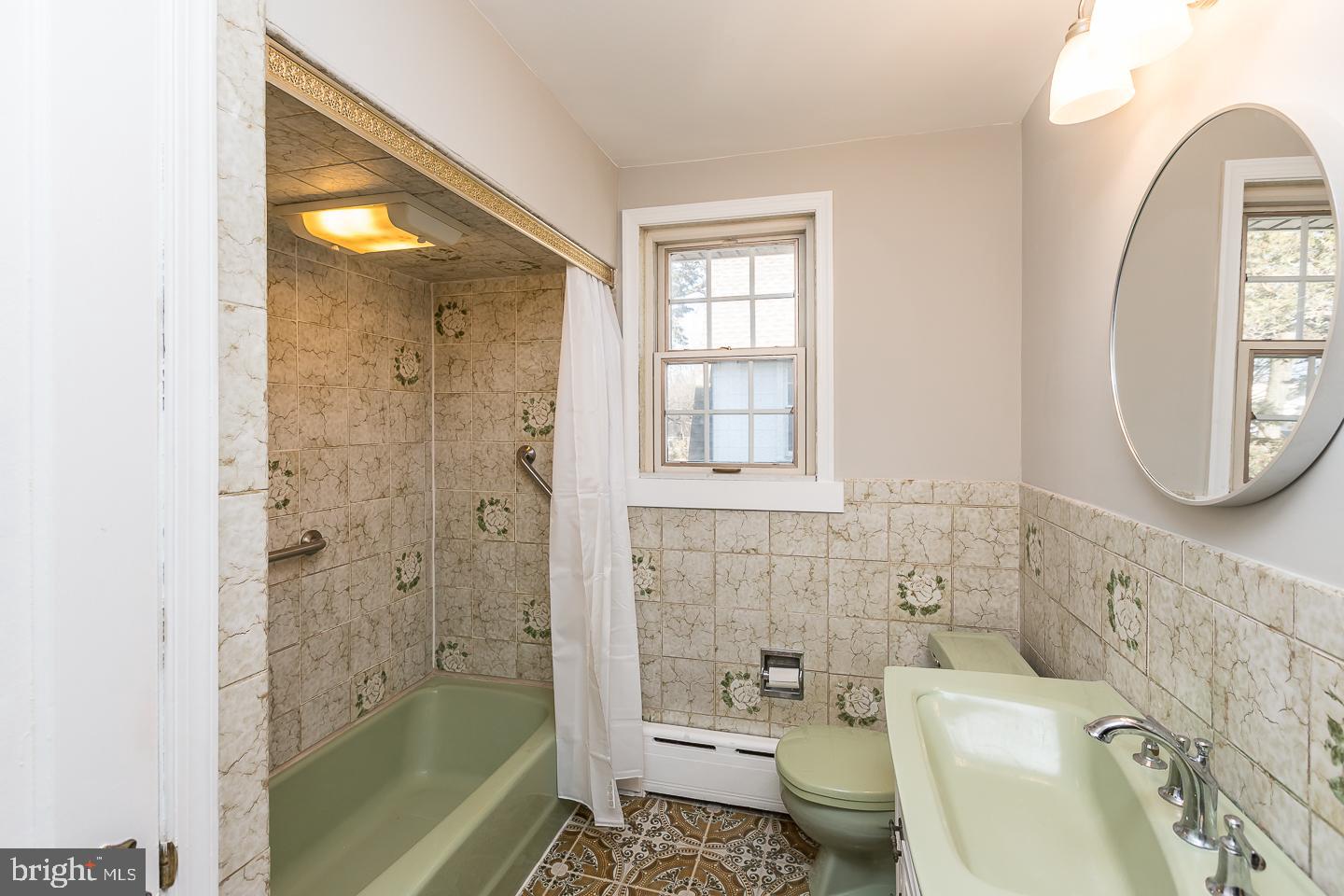136 Shelbourne Road Havertown, PA 19083 - Photo 32 of 48 a bathroom with a toilet a sink and a bathtub