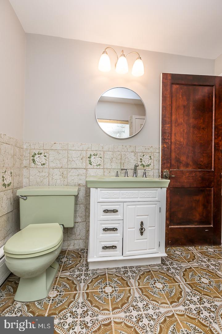 136 Shelbourne Road Havertown, PA 19083 - Photo 33 of 48 a bathroom with a toilet a sink and mirror
