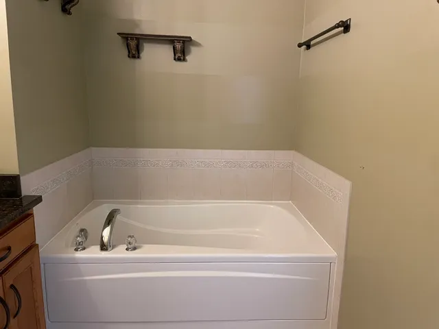 $2,500 | 5611 Wildspring Drive, Lake In The Hills, IL 60156