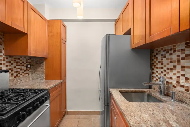 $485,000 | 166 East 61st Street, Unit 4D | Lenox Hill