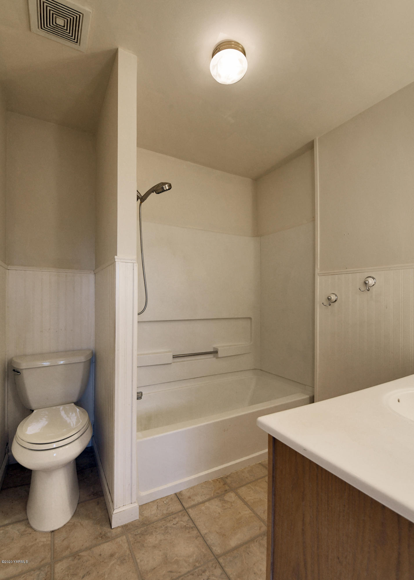 951 Batali Road Harrah, WA 98933 - Photo 14 of 22 a bathroom with a toilet and a shower