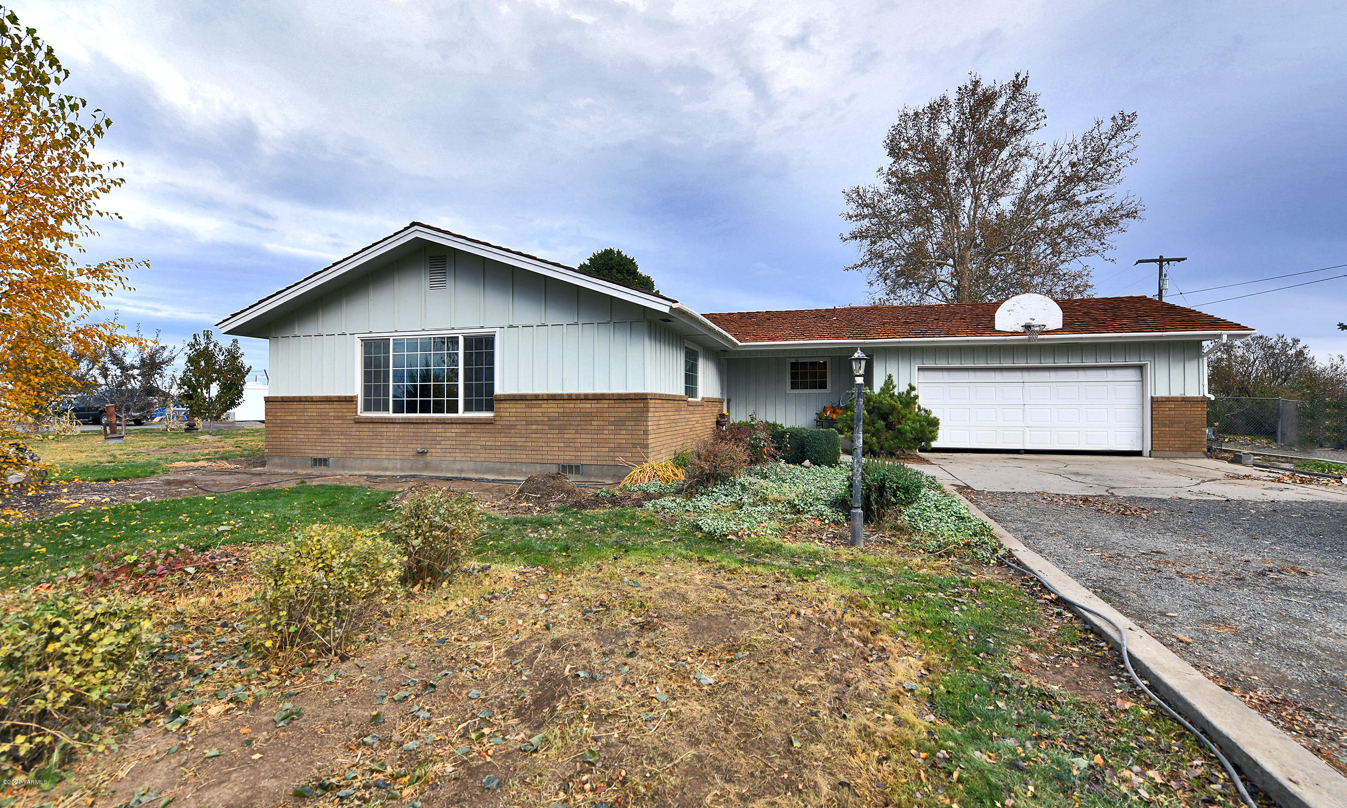 951 Batali Road Harrah, WA 98933 - Photo 3 of 22 a front view of a house with garden