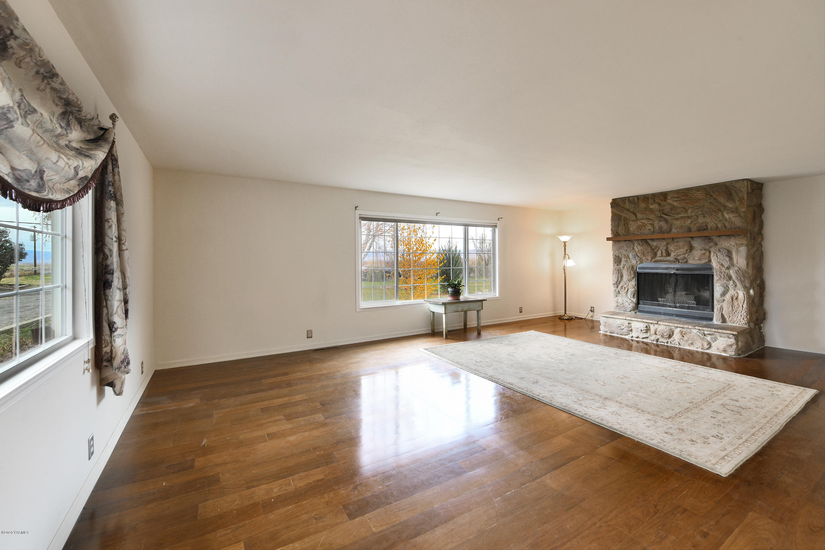 951 Batali Road Harrah, WA 98933 - Photo 5 of 22 an empty room with windows and fireplace
