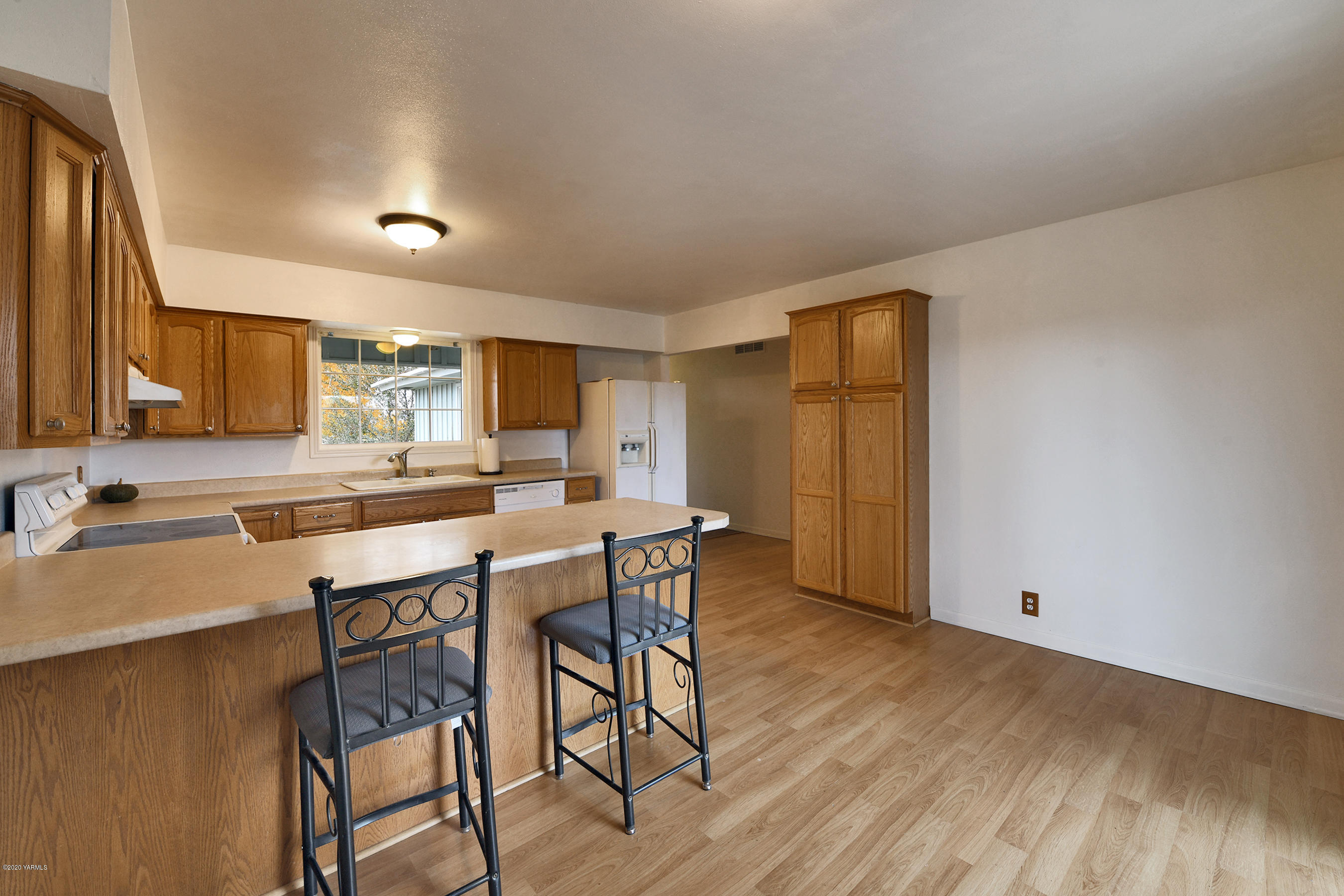 951 Batali Road Harrah, WA 98933 - Photo 7 of 22 a kitchen with a table chairs refrigerator and cabinets