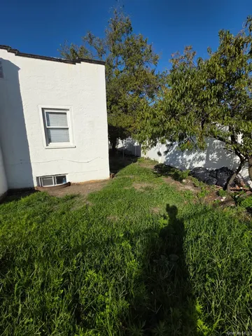 a view of an house with backyard