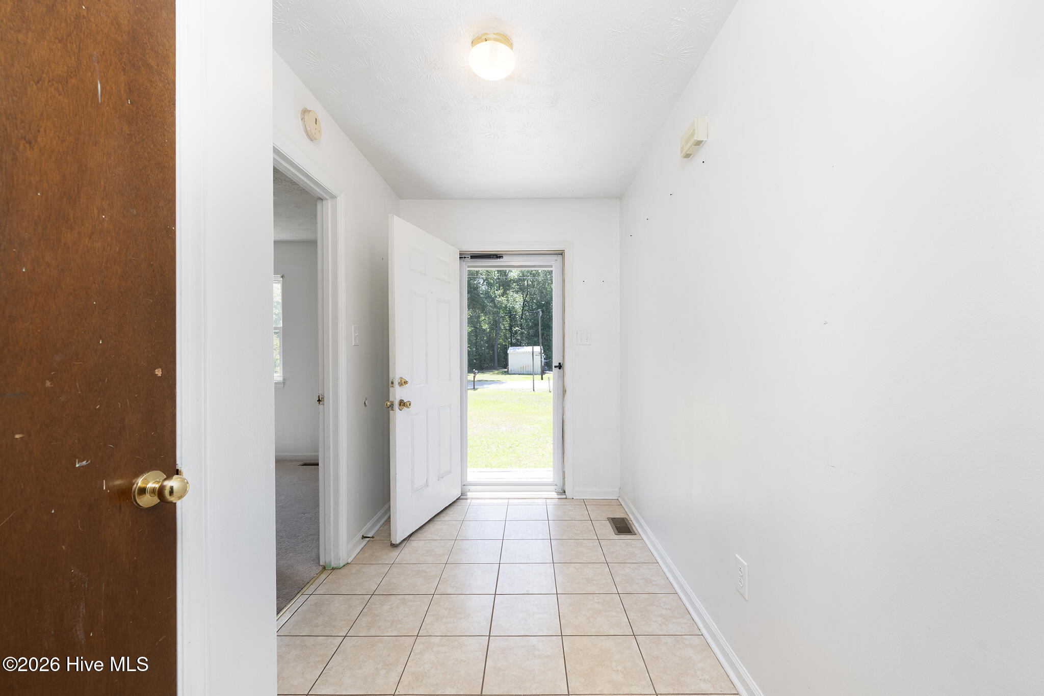 2013 Ridge Road New Bern, NC 28560 - Photo 8 of 42 Foyer
