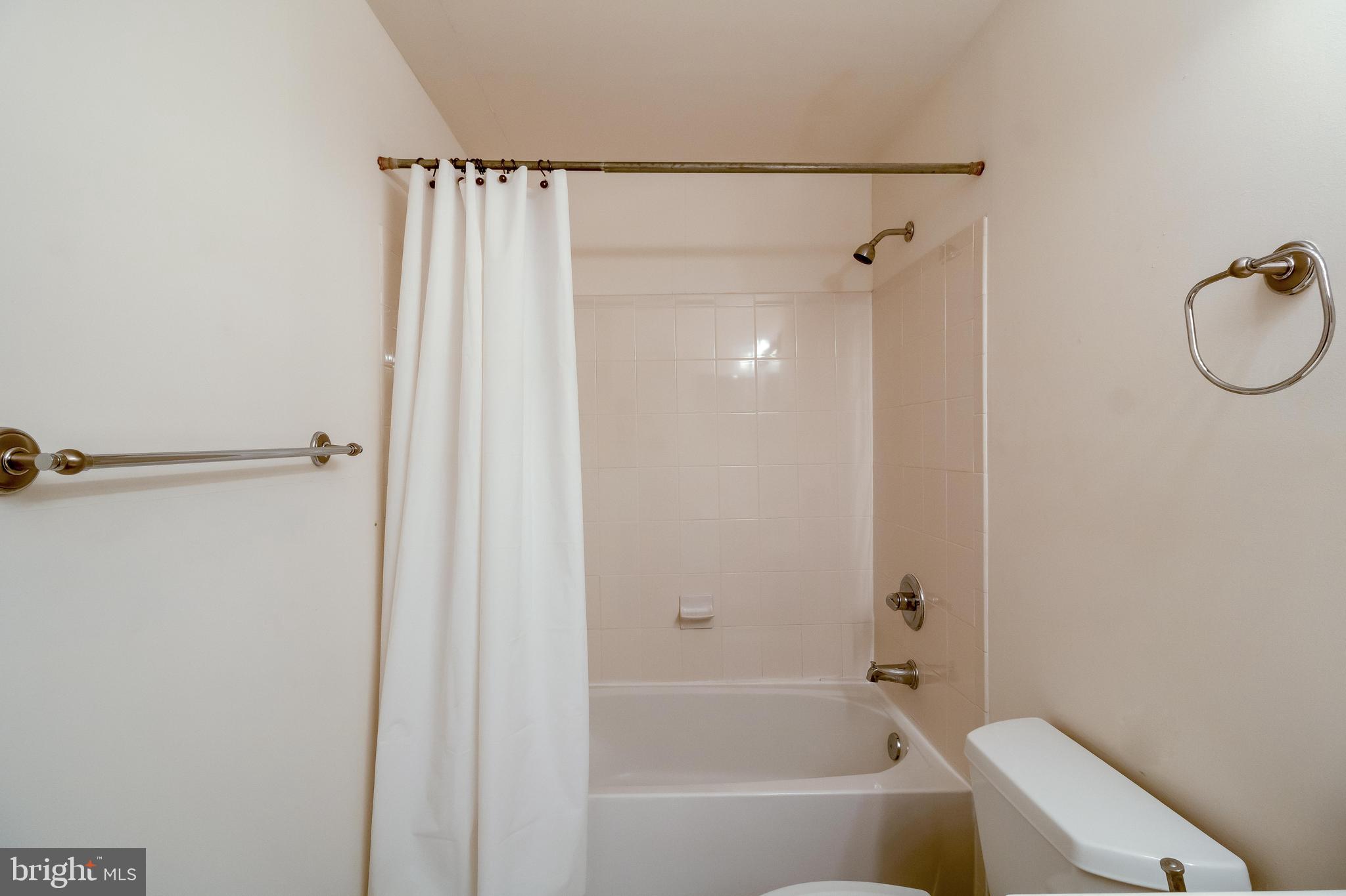 8441 Tackhouse Loop Gainesville, VA 20155 - Photo 30 of 47 shared bathroom