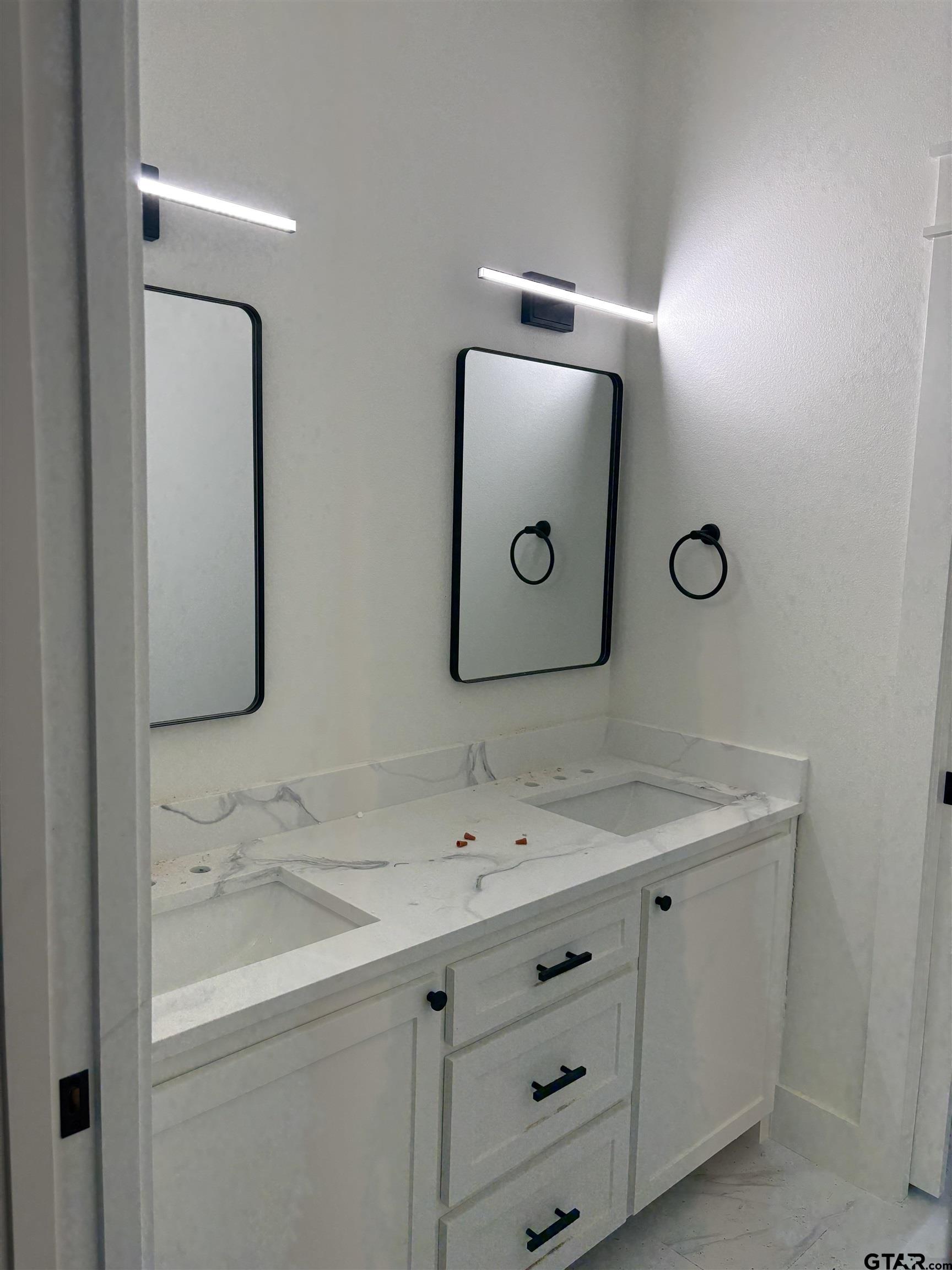 21053 County Road 26 Tyler, TX 75705 - Photo 17 of 19 a bathroom with a sink and mirror