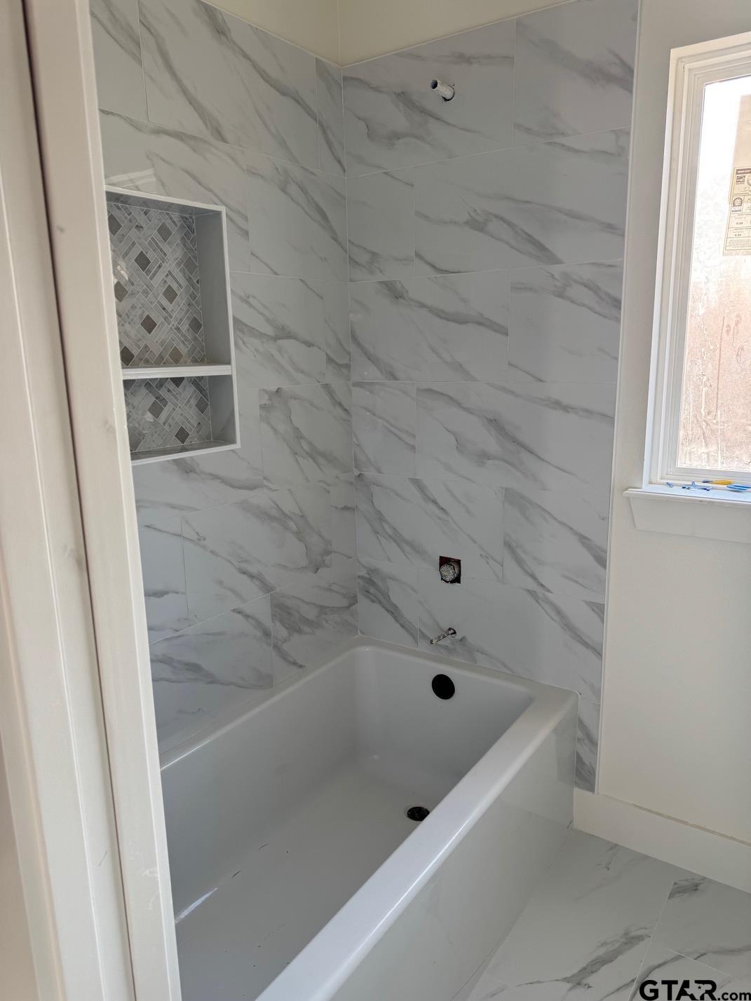 21053 County Road 26 Tyler, TX 75705 - Photo 8 of 19 a bathroom with a bathtub