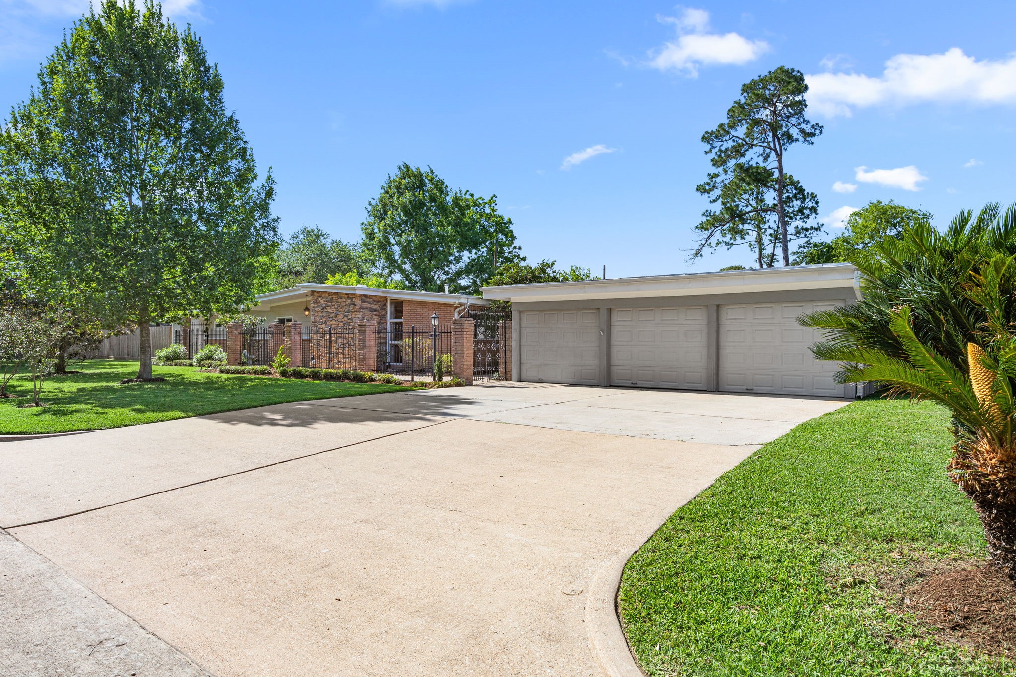 10310 Mayfield Road Houston, TX 77043 - Photo 8 of 49 3-car garage
