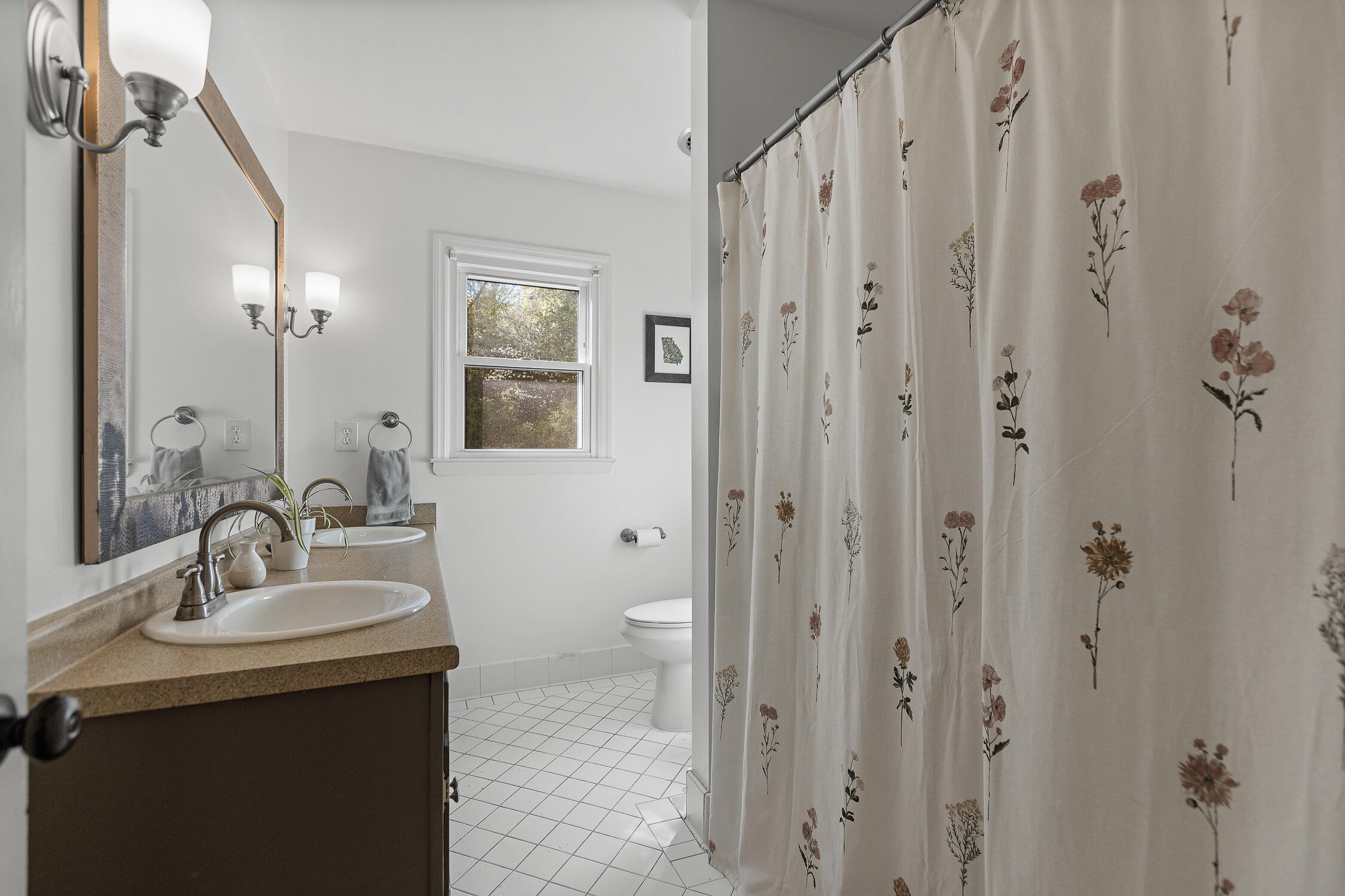 398 Shallowford Road Chattanooga, TN 37411 - Photo 29 of 47 Upstairs Guest Bath