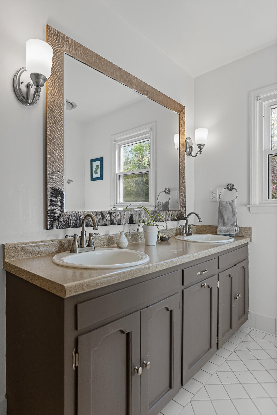 398 Shallowford Road Chattanooga, TN 37411 - Photo 30 of 47 Upstairs Guest Bath