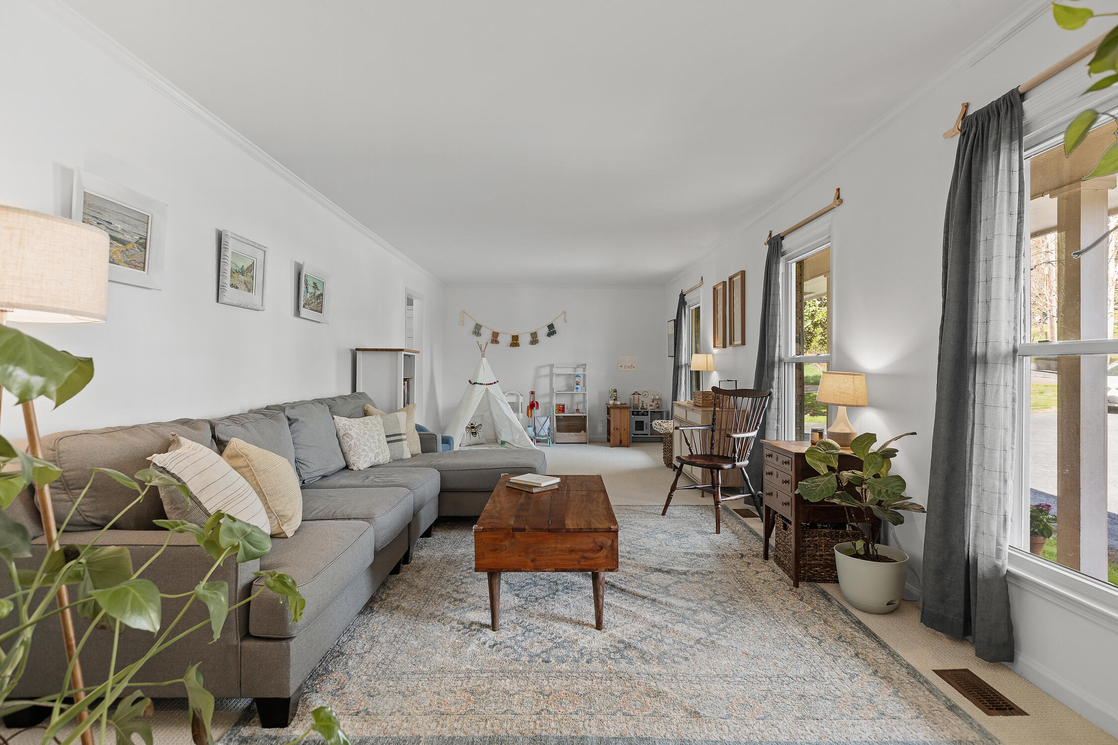 398 Shallowford Road Chattanooga, TN 37411 - Photo 8 of 47 Living Room