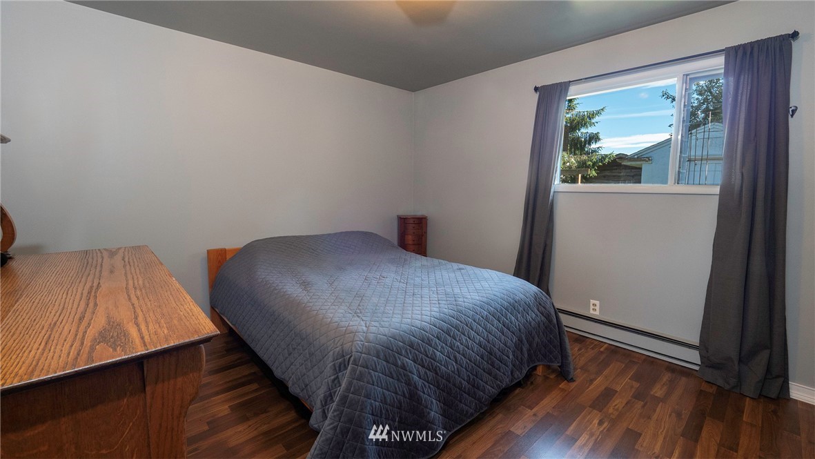 1849 Trigg Road Ferndale, WA 98248 - Photo 20 of 38 a bedroom with a bed and a window