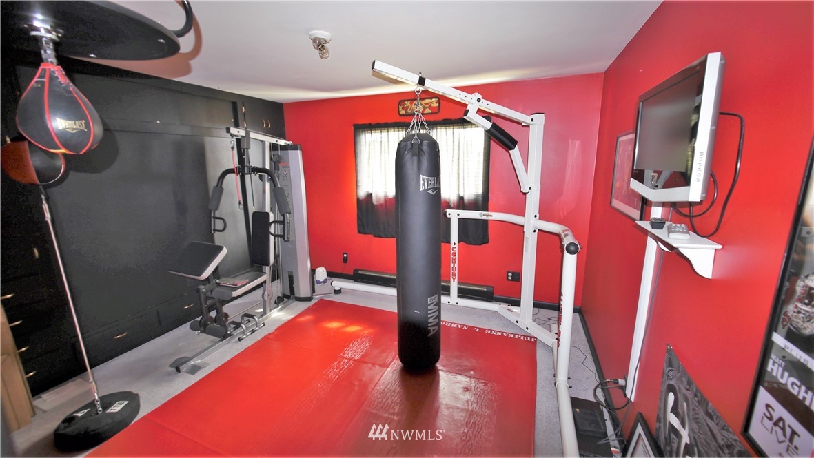 1849 Trigg Road Ferndale, WA 98248 - Photo 22 of 38 a very nice looking room with many windows