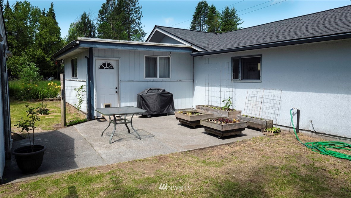 1849 Trigg Road Ferndale, WA 98248 - Photo 27 of 38 a view of a patio with table and chairs with wooden fence