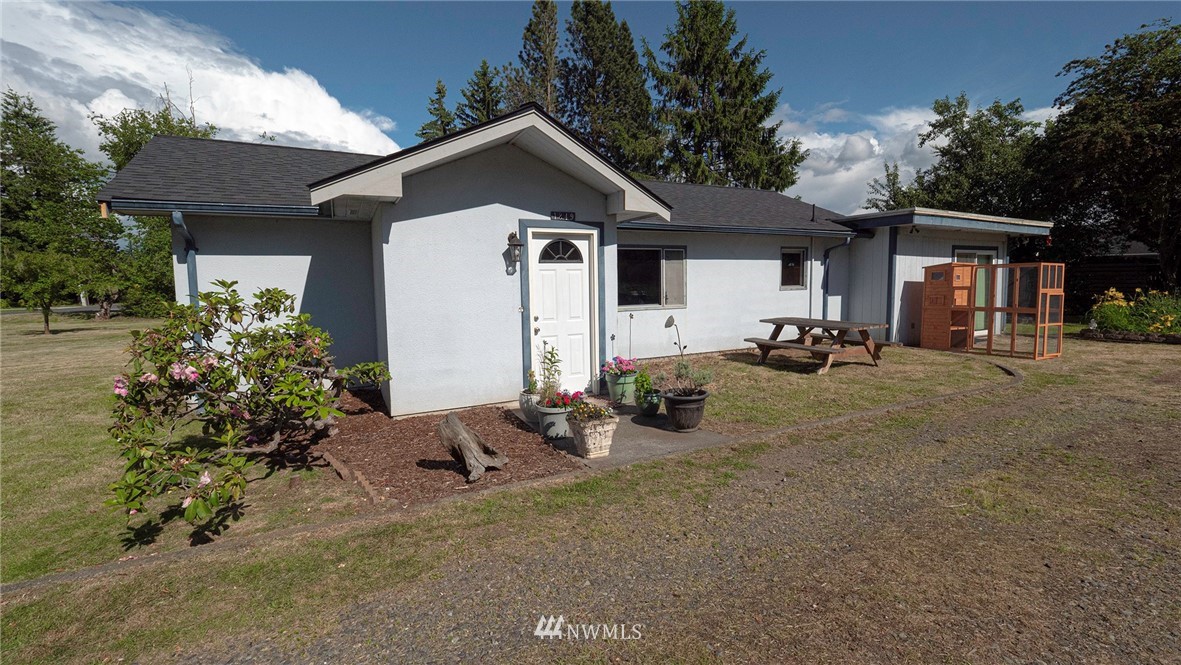 1849 Trigg Road Ferndale, WA 98248 - Photo 4 of 38 a front view of a house with sitting area