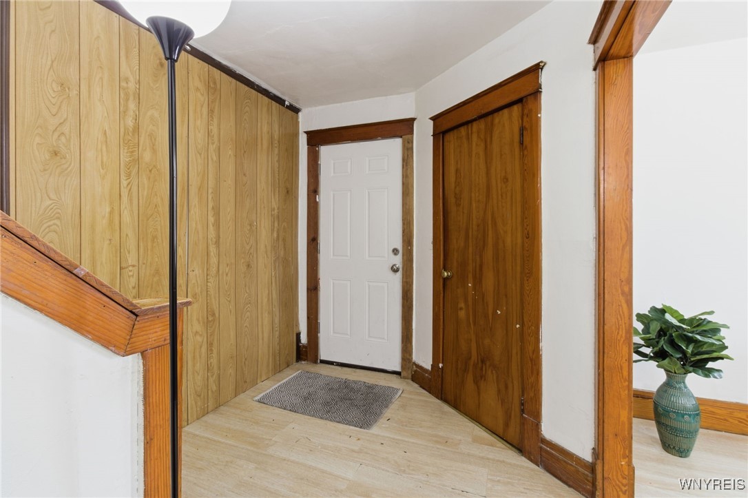466 24th Street Niagara Falls, NY 14303 - Photo 7 of 33 Left foyer
