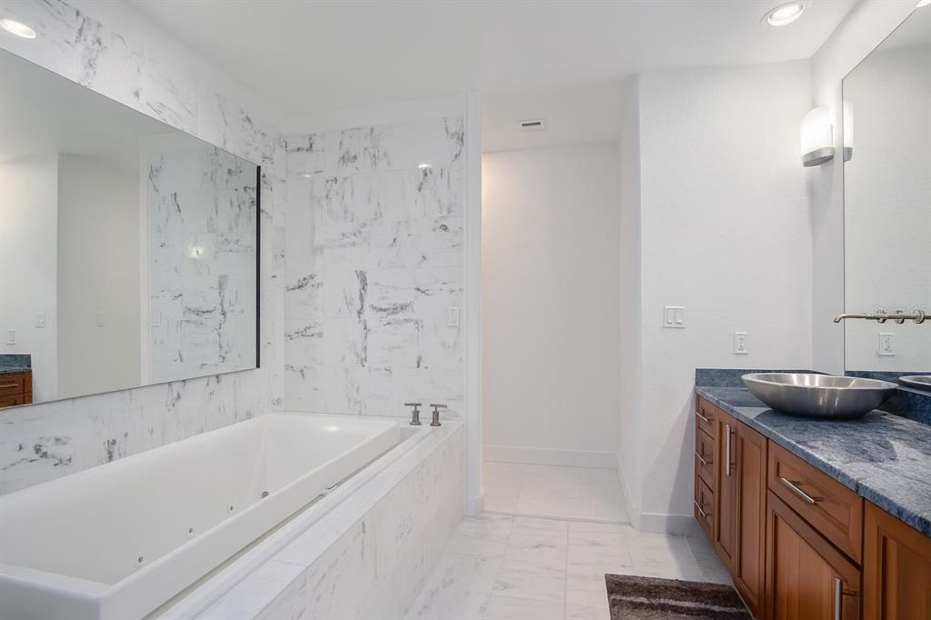 150 East Robinson Street, Unit 29B Orlando, FL 32801 - Photo 18 of 27 a bathroom with a bathtub and a sink