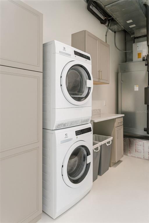 150 East Robinson Street, Unit 29B Orlando, FL 32801 - Photo 23 of 27 a utility room with dryer and washer