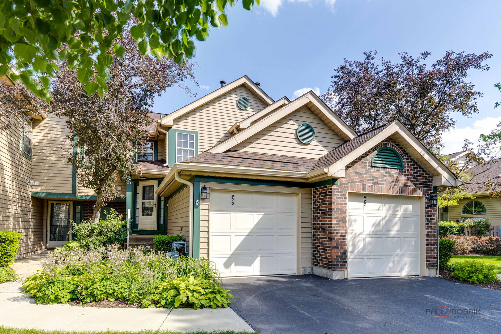 925 Ridgefield Lane Wheeling, IL 60090 - Photo 2 of 25 a front view of a house with garden