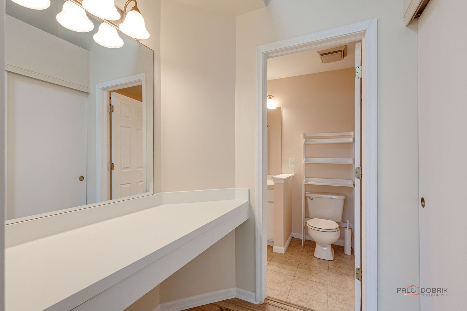 925 Ridgefield Lane Wheeling, IL 60090 - Photo 22 of 25 a bathroom with a toilet a sink and a bathtub