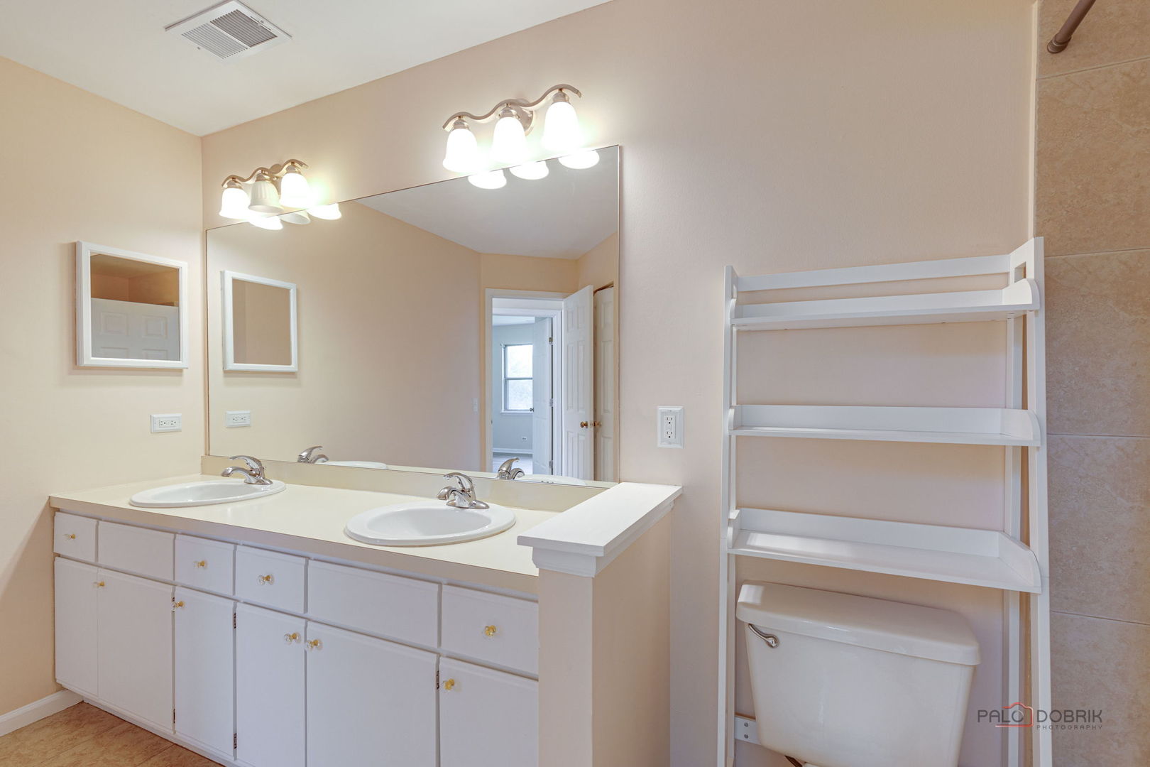 925 Ridgefield Lane Wheeling, IL 60090 - Photo 23 of 25 a bathroom with a sink vanity and a mirror