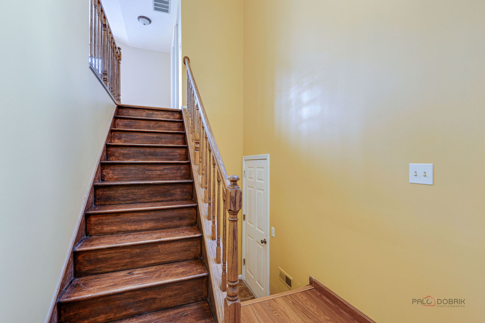925 Ridgefield Lane Wheeling, IL 60090 - Photo 6 of 25 a view of entryway