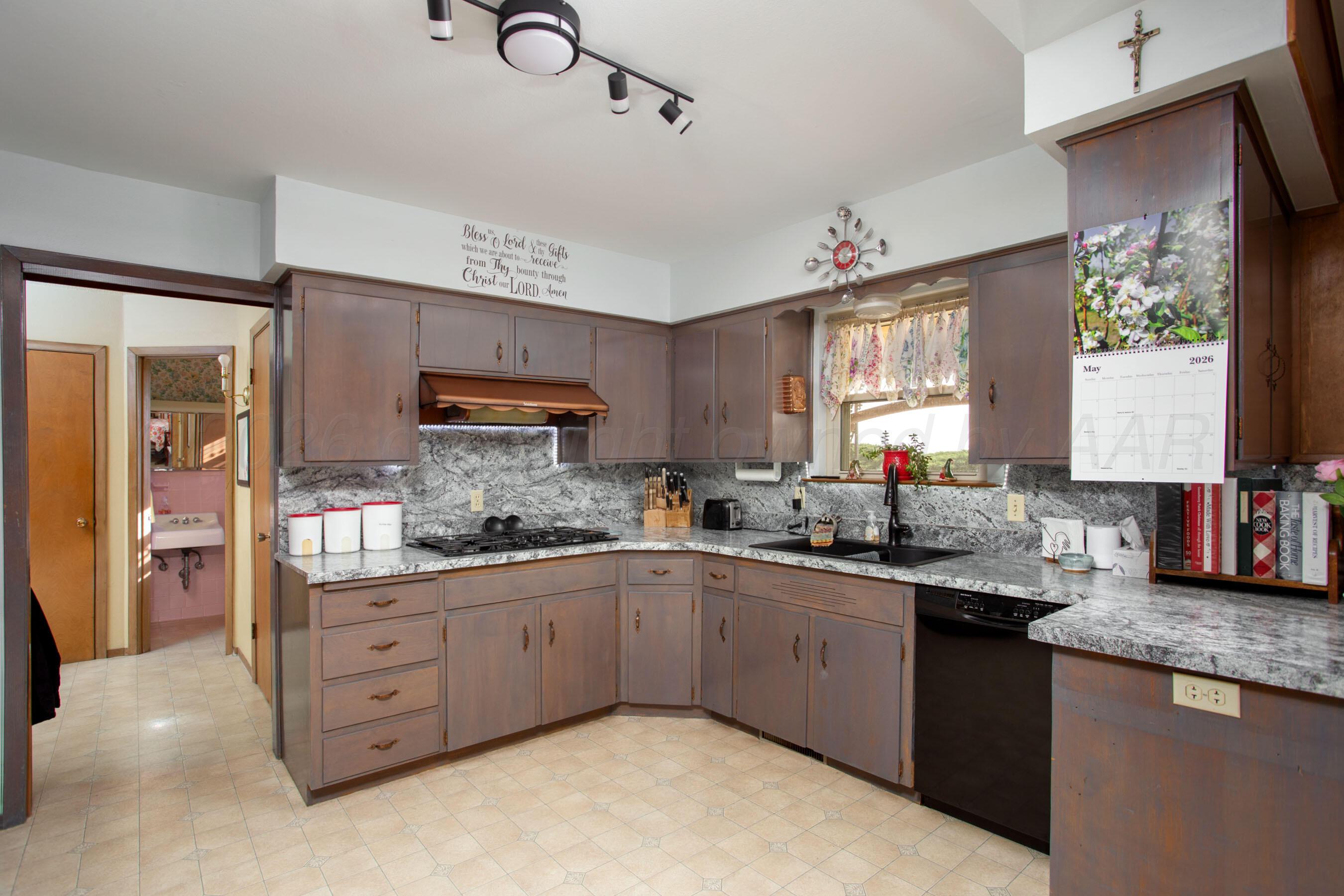 5003 Klinke Road Amarillo, TX 79108 - Photo 10 of 35 Large kitchen with gas cooktop