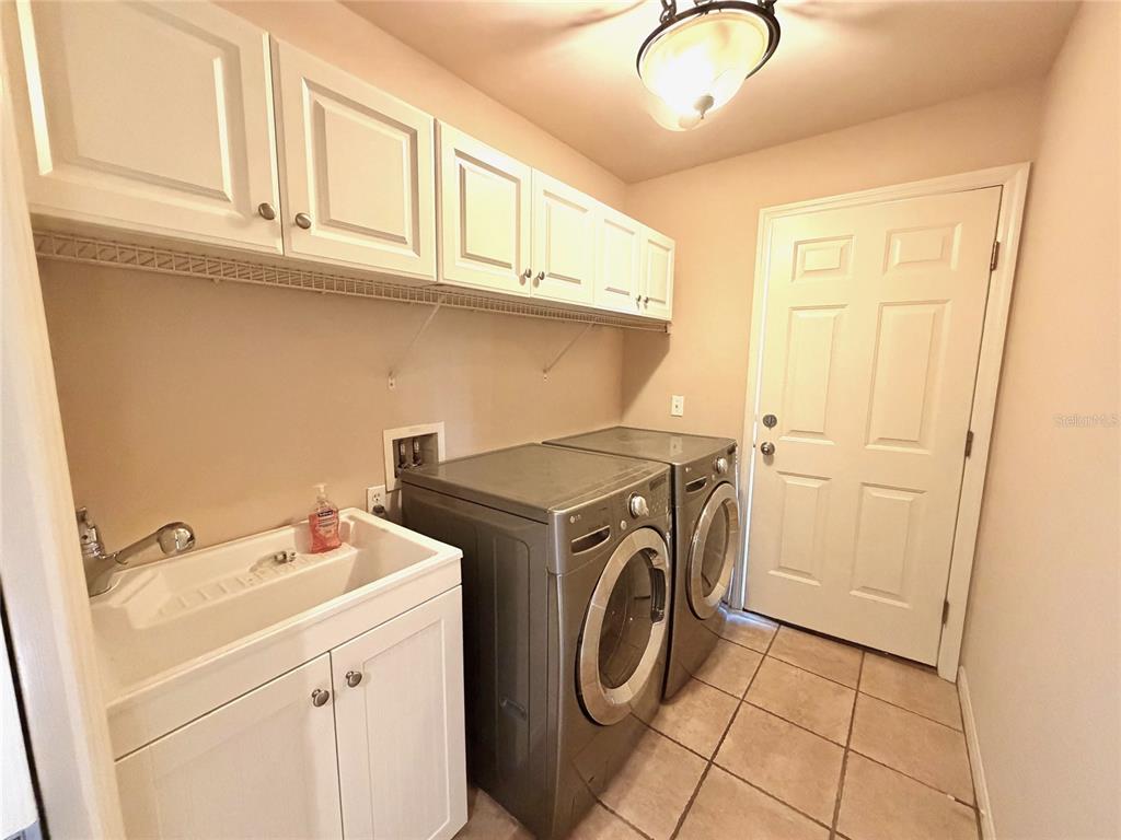 6508 Northwest 109th Place Alachua, FL 32615 - Photo 18 of 24 a utility room with dryer and washer