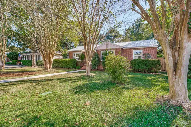 a view of a house with yard and tree s