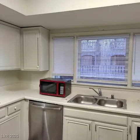 $1,100 | 2818 Calle Del Oro, Las Vegas, NV 89120