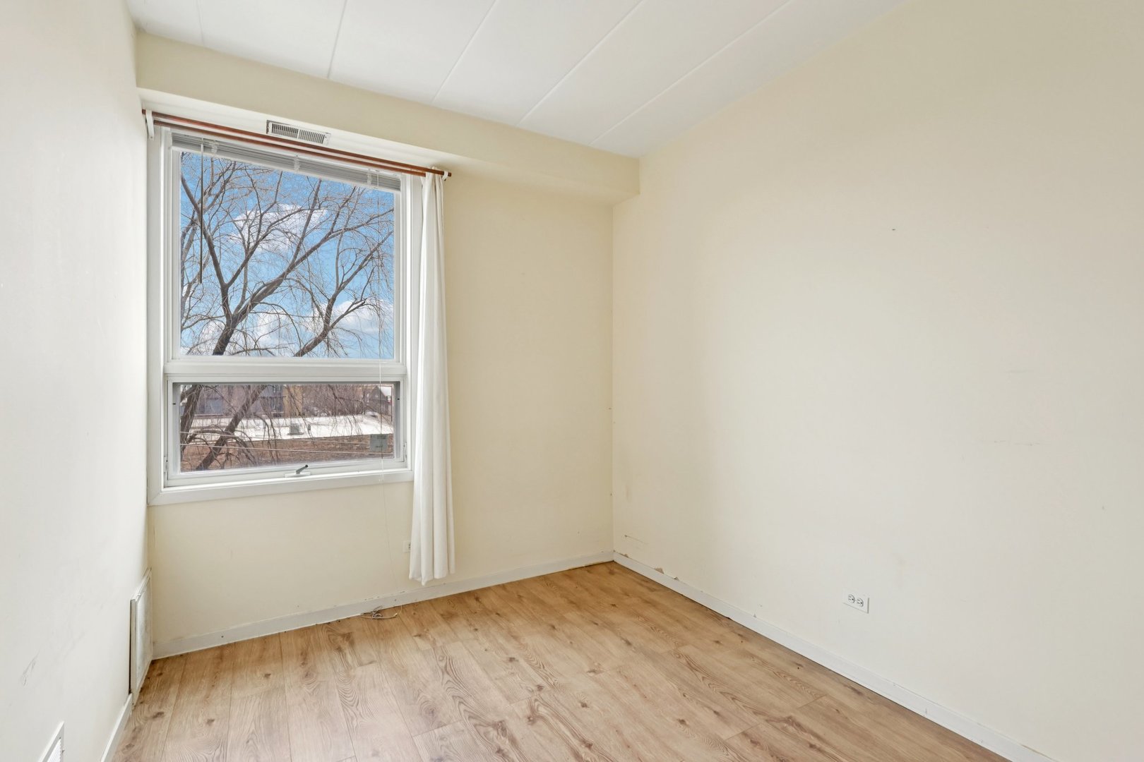 974 West 35th Place, Unit 302 Chicago, IL 60609 - Photo 12 of 22 a view of a hallway with wooden floor and a window
