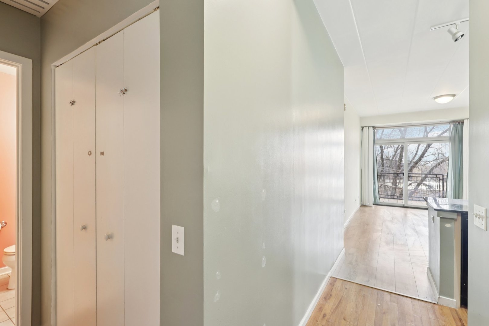 974 West 35th Place, Unit 302 Chicago, IL 60609 - Photo 14 of 22 a view of hallway with a large window