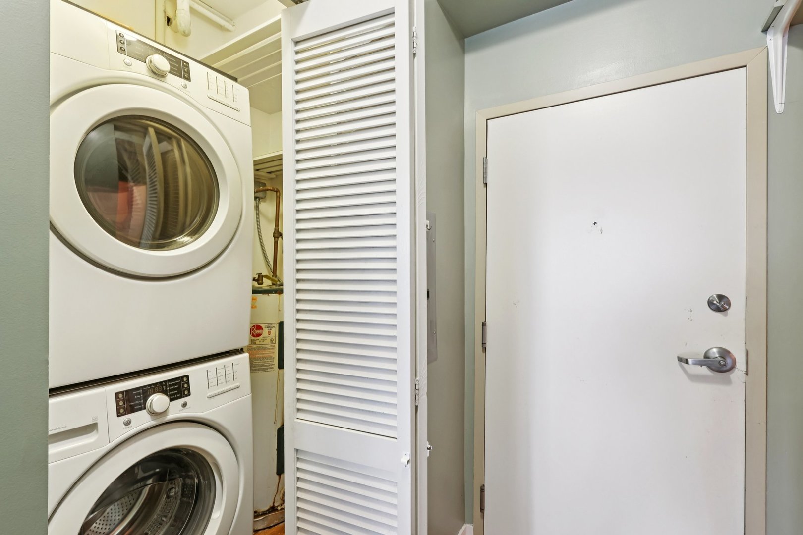 974 West 35th Place, Unit 302 Chicago, IL 60609 - Photo 19 of 22 a utility room with dryer and washer