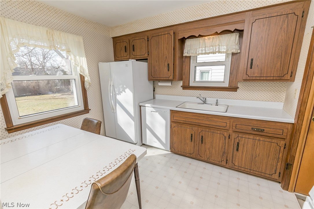 1402 Sunview Road Lyndhurst, OH 44124 - Photo 11 of 35