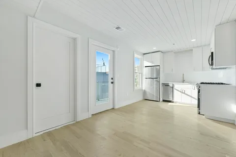$3,250 | 183 Maverick Street, Unit 3, Boston, MA 02128